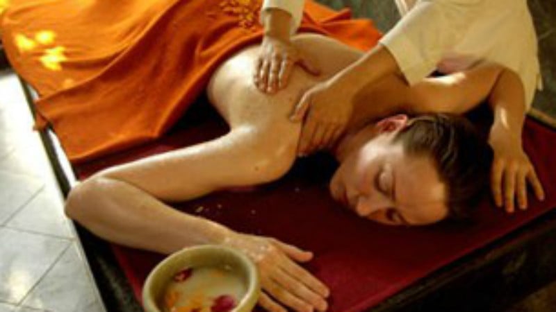 Share 70 minutes in a world of Ayurvedic bliss as you unwind, detoxify and rejuvenate with your someone special.